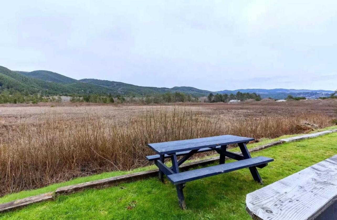 Tiki Escape W/ Amazing Mountain And Marsh Backdrop Villa Rockaway Beach Exterior photo